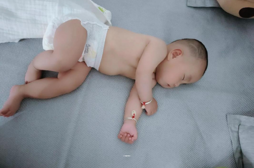 句容几个月宝宝会抬头